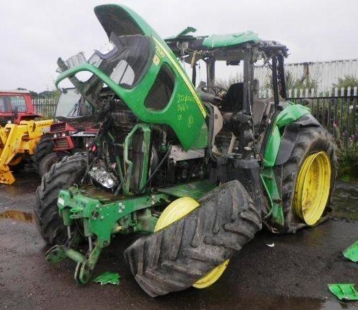 Locsolkodni volt a gazda, a traktorját...