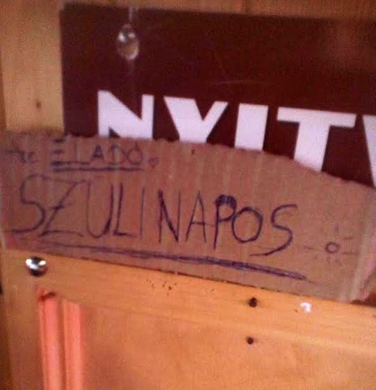 Nemzeti Dohánybolt ajtaján lőttem