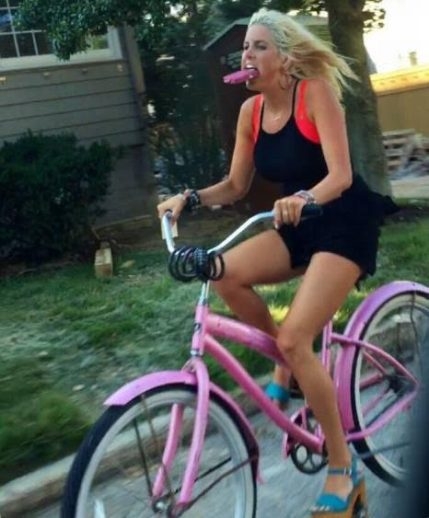 A szőke nő megoldja...