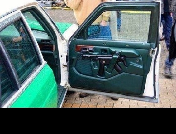 Autóba épített, nézeteltérés rendező kézi készülék