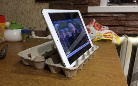 Tablet tartó fillérekből