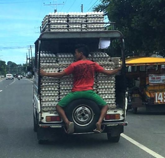 Ő most szállító vagy bliccelő?