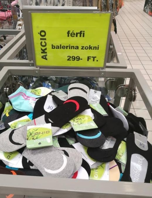 Eközben a madaras Tescóban