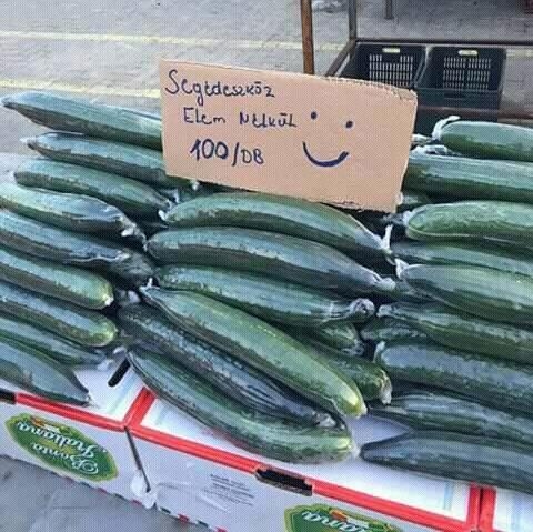 A piacon is megy a poénkodás