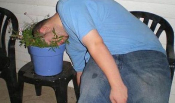 Nem részeg, csak elkapta a tavaszi fáradtság :P