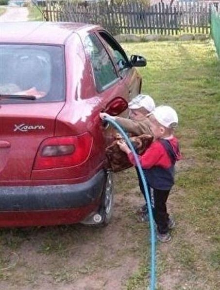 Apa örülni fog, hogy tele a tank