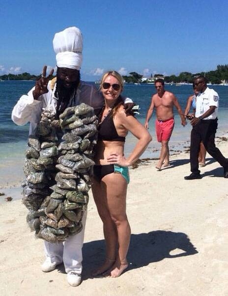 Csak egy díler a jamaicai bícsen