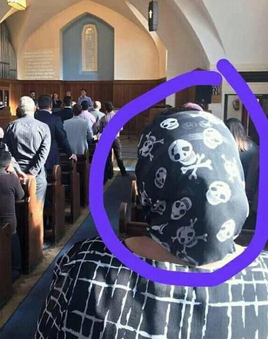 Mamuka kölcsönvette az unoka fejkendőjét