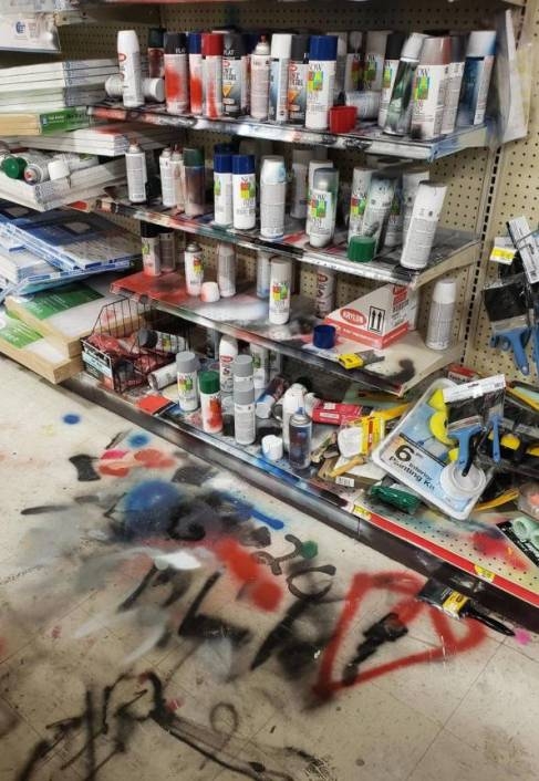 Egy takarítót kérnénk a festék osztályra