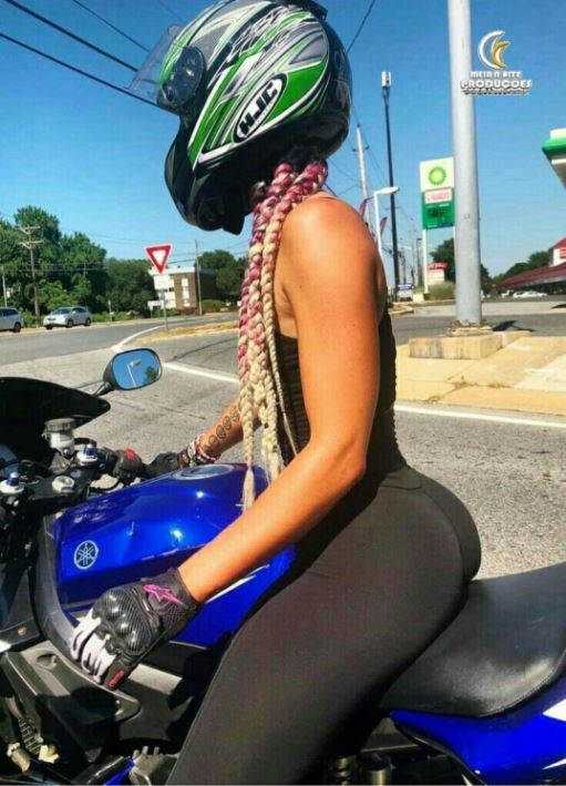 Csajok a motoron